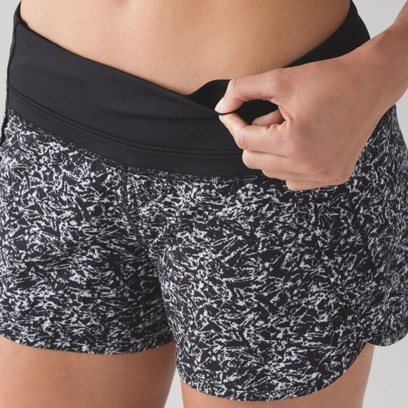 Lululemon Run Times Short Iced Wave White Black / Black Size 8 - Picture 5 of 7